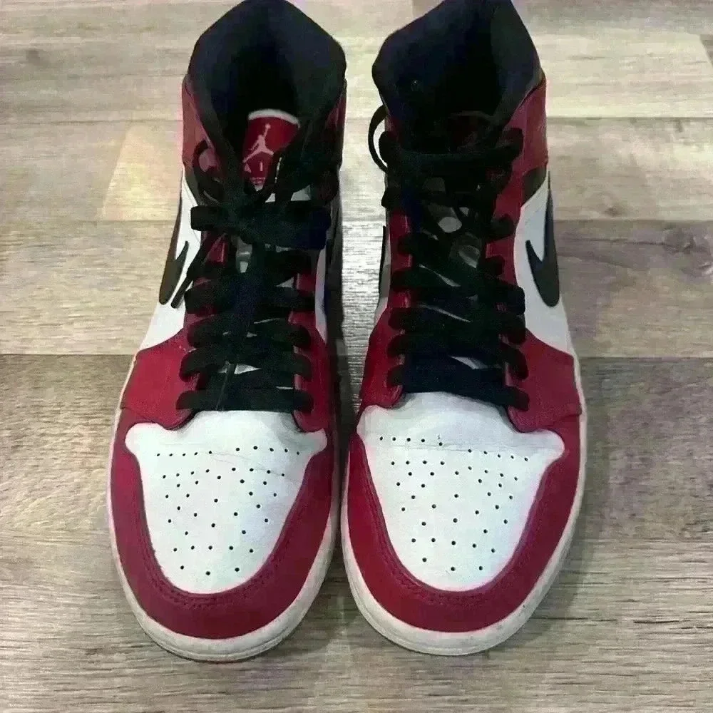 Men’s Nike Air Jordan 1 mid Chicago men’s sneaker